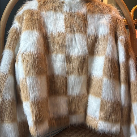 Ces Femme NWT Women's Tan and White Checkered Faux Fur Jacket - Picture 6 of 6